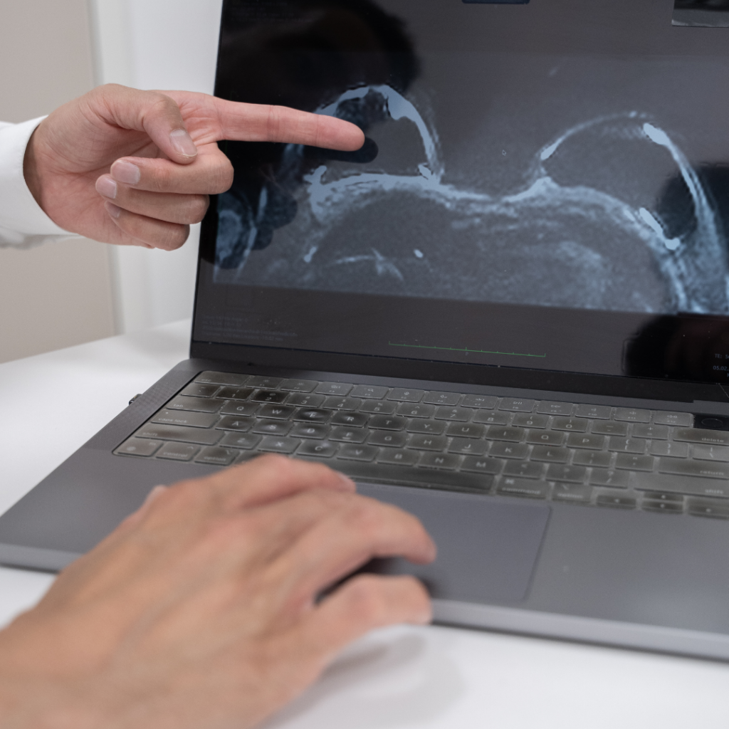 Beratungsgespräch in der plastischen Chirurgie Graz mit medizinischer Bildanalyse